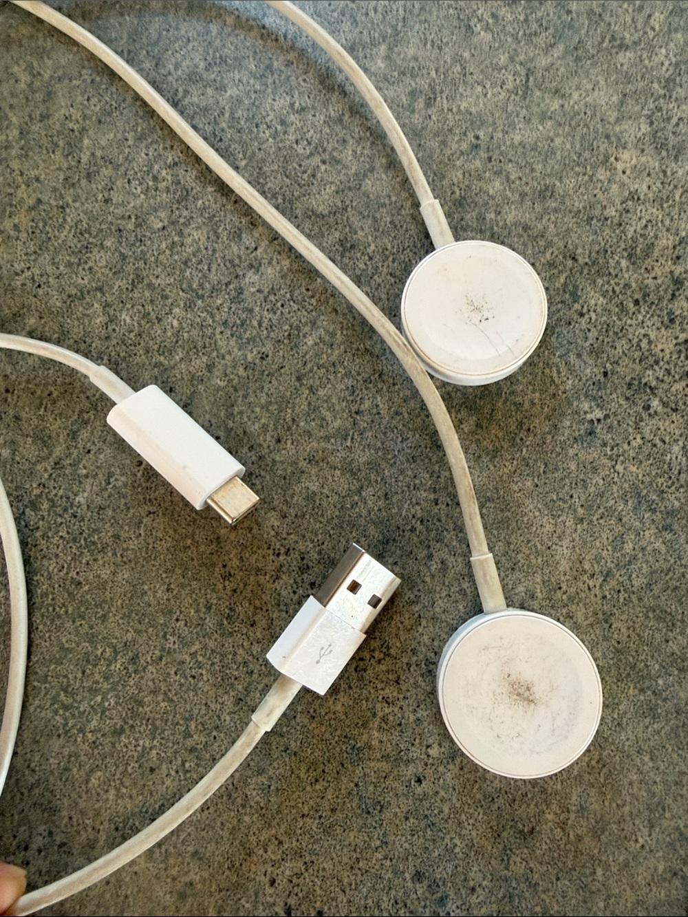 Apple Watch SE with 2 charger and extra strap - Picture 4 of 4